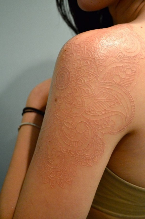 Tatuaggi con Inchiostro Bianco: la Nuova Tendenza per un Look Sensuale!