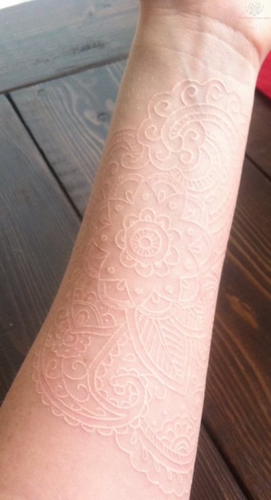 Tatuaggi con Inchiostro Bianco: la Nuova Tendenza per un Look Sensuale!