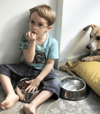 Bambini Che si Comportano Come i Loro Amici a 4 Zampe Bambini Che si Comportano Come i Loro Amici a 4 Zampe