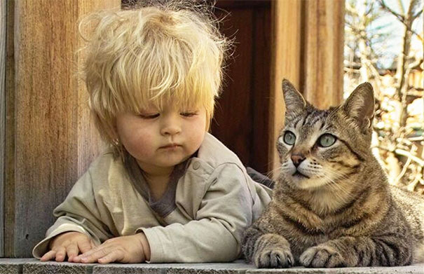 Bambini Che si Comportano Come i Loro Amici a 4 Zampe