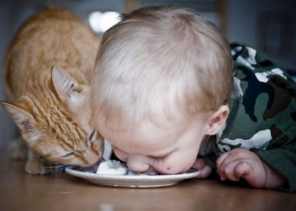 Bambini Che si Comportano Come i Loro Amici a 4 Zampe