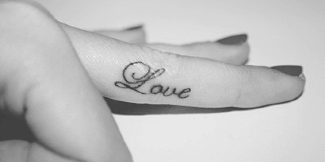 Tatuaggi sulle Dita della Mano: 34 Idee da cui Prendere Ispirazione Tatuaggi sulle Dita della Mano: 34 Idee da cui Prendere Ispirazione