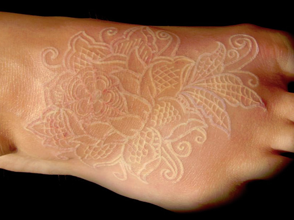 Tatuaggi con Inchiostro Bianco: la Nuova Tendenza per un Look Sensuale!