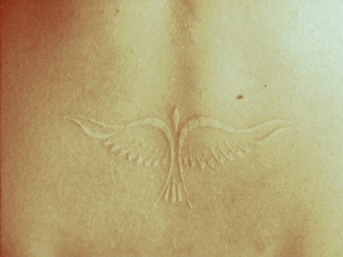 Tatuaggi con Inchiostro Bianco: la Nuova Tendenza per un Look Sensuale!