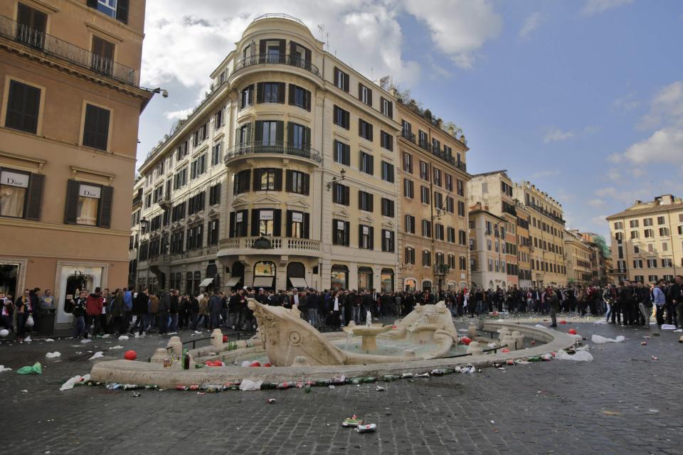 Piazza di Spagna Distrutta dai Tifosi Olandesi