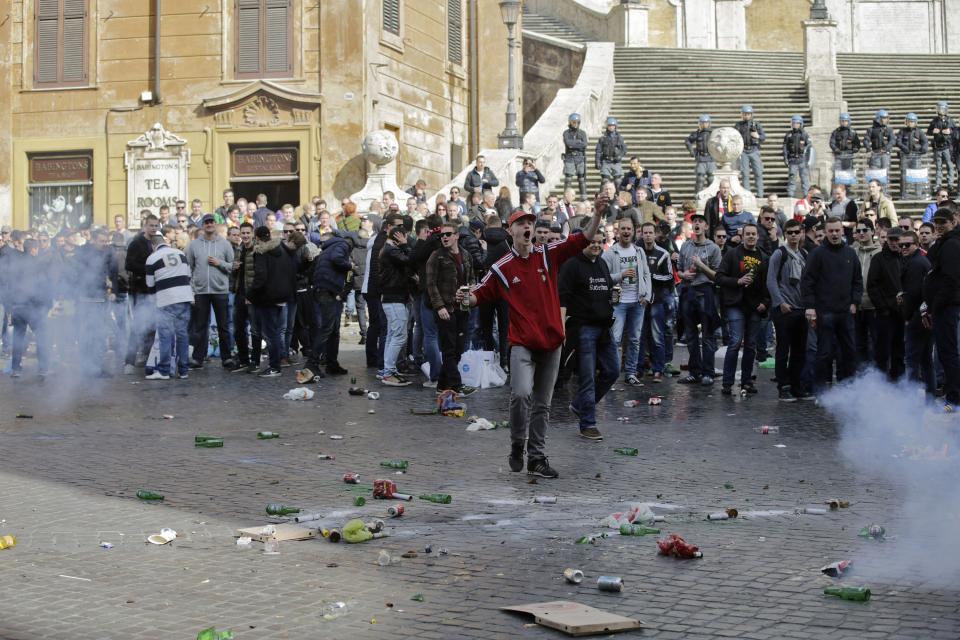 Piazza di Spagna Distrutta dai Tifosi Olandesi