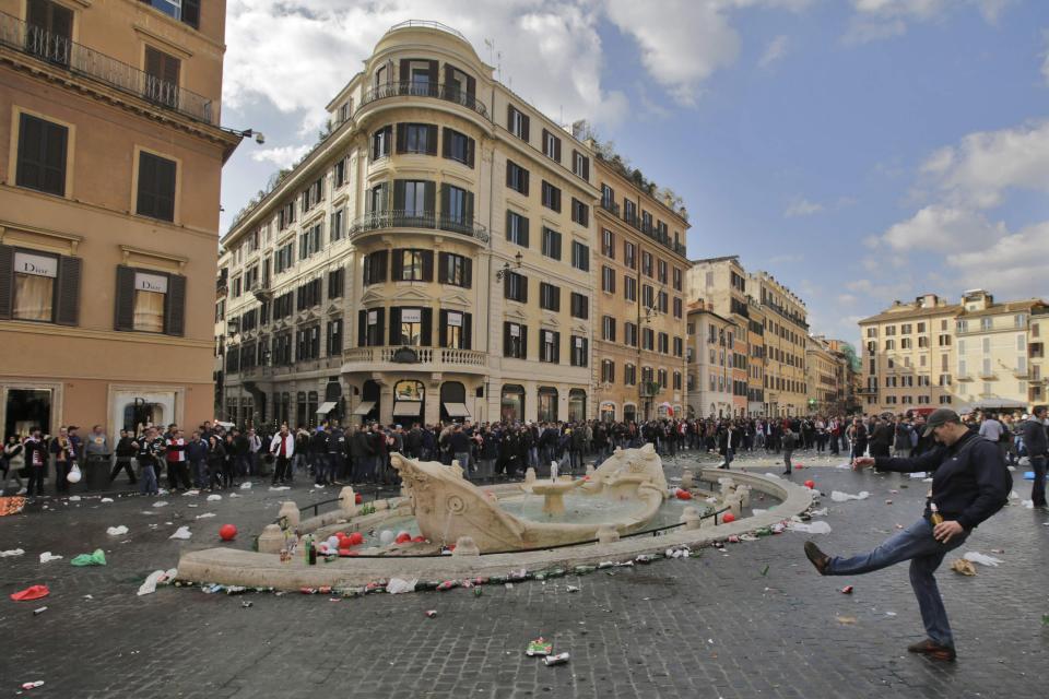 Piazza di Spagna Distrutta dai Tifosi Olandesi