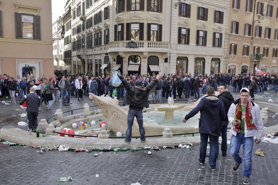 Piazza di Spagna Distrutta dai Tifosi Olandesi