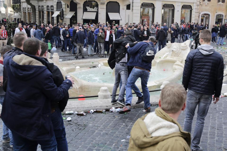 Piazza di Spagna Distrutta dai Tifosi Olandesi