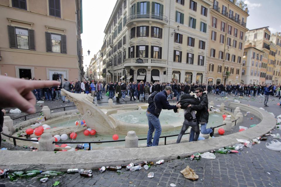Piazza di Spagna Distrutta dai Tifosi Olandesi