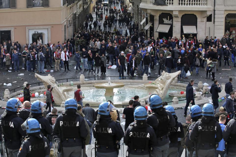 Piazza di Spagna Distrutta dai Tifosi Olandesi
