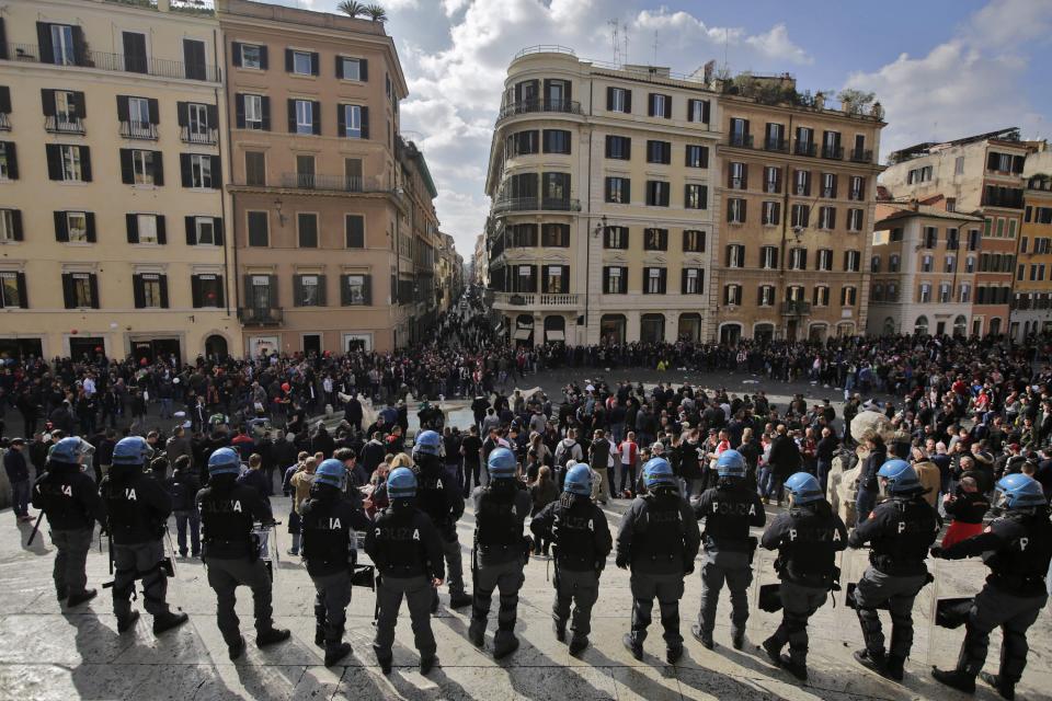 Piazza di Spagna Distrutta dai Tifosi Olandesi