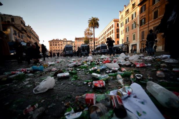 Piazza di Spagna Distrutta dai Tifosi Olandesi