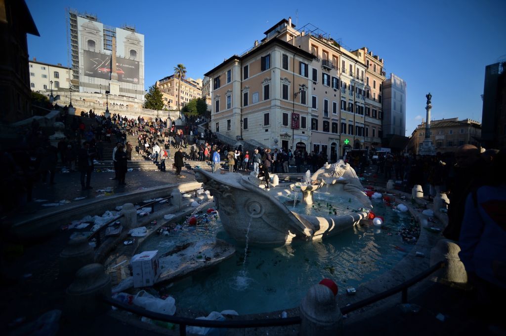 Piazza di Spagna Distrutta dai Tifosi Olandesi