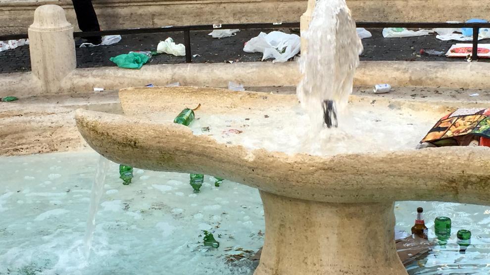 Piazza di Spagna Distrutta dai Tifosi Olandesi