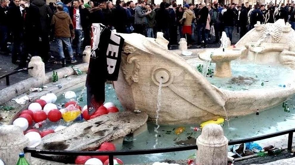 Piazza di Spagna Distrutta dai Tifosi Olandesi