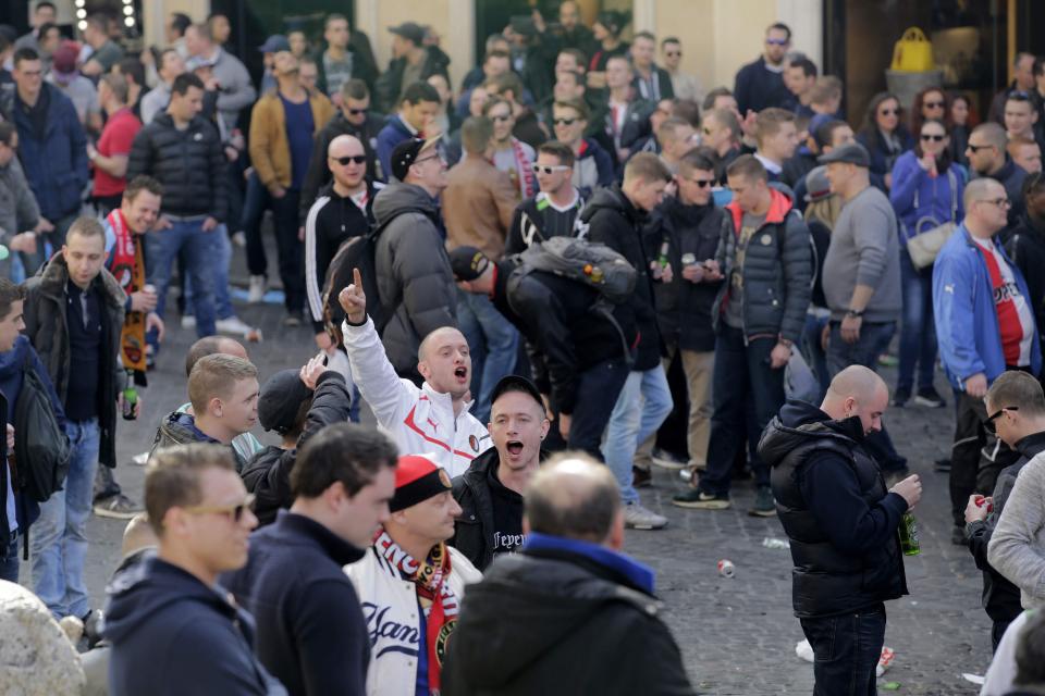 Piazza di Spagna Distrutta dai Tifosi Olandesi