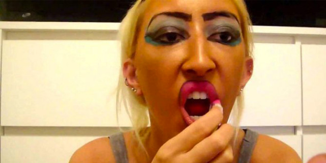 Quando il Trucco è un Disastro: Ragazze che Non Sanno Assolutamente Truccarsi Quando il Trucco è un Disastro: Ragazze che Non Sanno Assolutamente Truccarsi