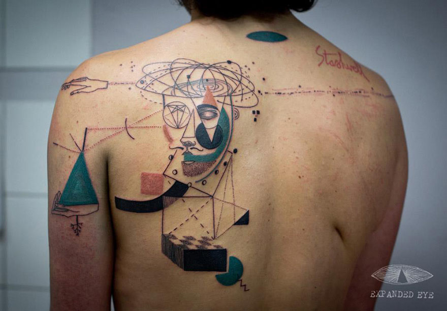 Tatuaggi Surreali Ispirati al Cubismo che Raccontano Storie Vere