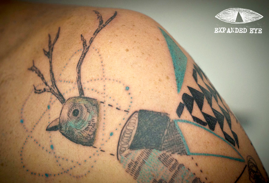 Tatuaggi Surreali Ispirati al Cubismo che Raccontano Storie Vere