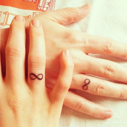 Le Più Belle Idee per Tatuaggi di Coppia da Fare con il Tuo Partner