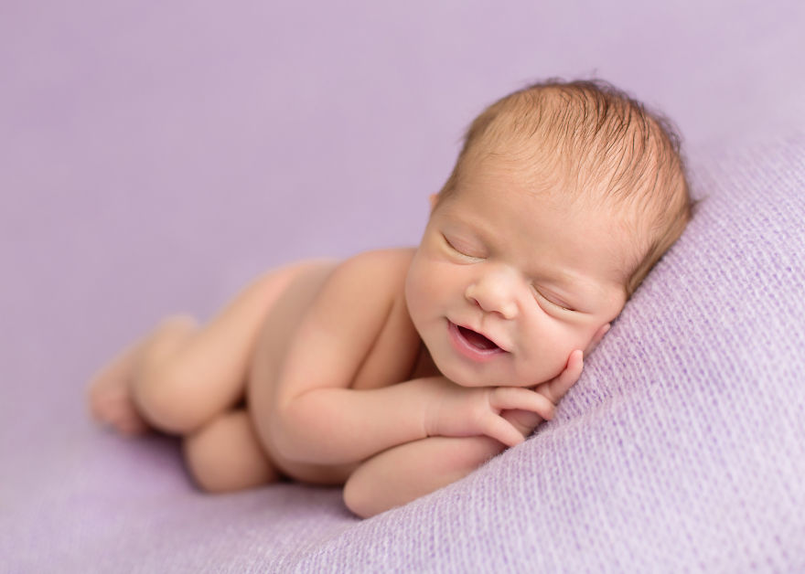 Fotografa Riesce a Catturare il Sorriso dei Neonati Mentre Dormono