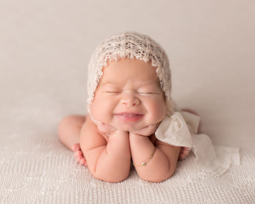 Fotografa Riesce a Catturare il Sorriso dei Neonati Mentre Dormono