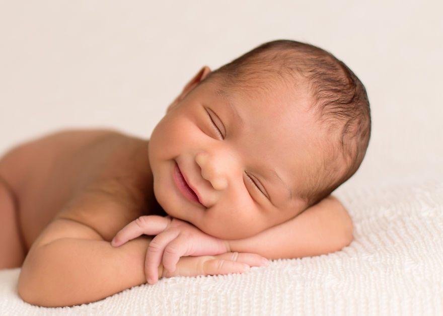 Fotografa Riesce a Catturare il Sorriso dei Neonati Mentre Dormono