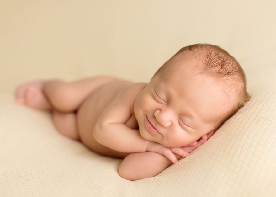 Fotografa Riesce a Catturare il Sorriso dei Neonati Mentre Dormono
