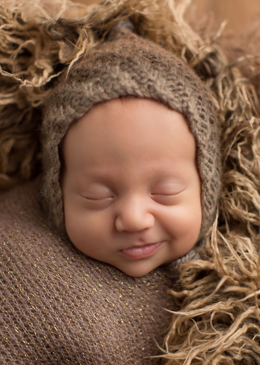 Fotografa Riesce a Catturare il Sorriso dei Neonati Mentre Dormono