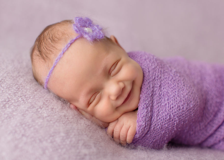 Fotografa Riesce a Catturare il Sorriso dei Neonati Mentre Dormono