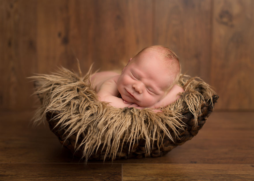 Fotografa Riesce a Catturare il Sorriso dei Neonati Mentre Dormono