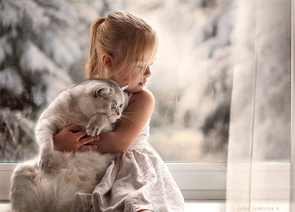 Fotografie che ti Dimostrano l'Importanza di Avere un Gatto per i Bambini