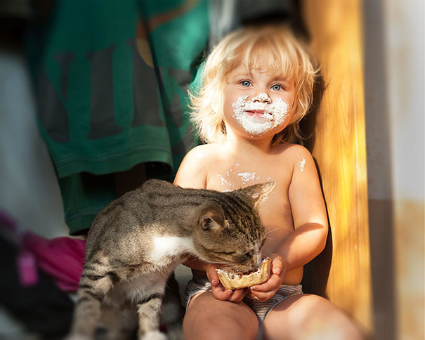 Fotografie che ti Dimostrano l'Importanza di Avere un Gatto per i Bambini
