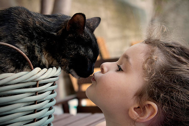 Fotografie che ti Dimostrano l'Importanza di Avere un Gatto per i Bambini