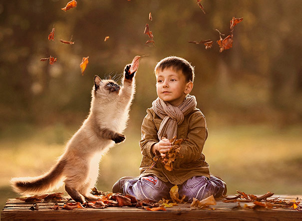 Fotografie che ti Dimostrano l'Importanza di Avere un Gatto per i Bambini