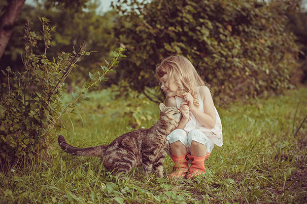 Fotografie che ti Dimostrano l'Importanza di Avere un Gatto per i Bambini