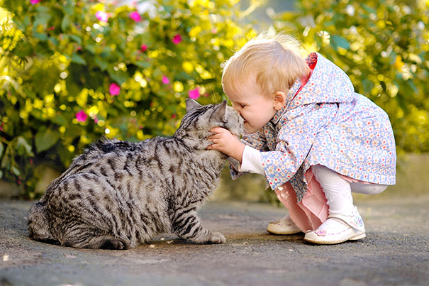 Fotografie che ti Dimostrano l'Importanza di Avere un Gatto per i Bambini