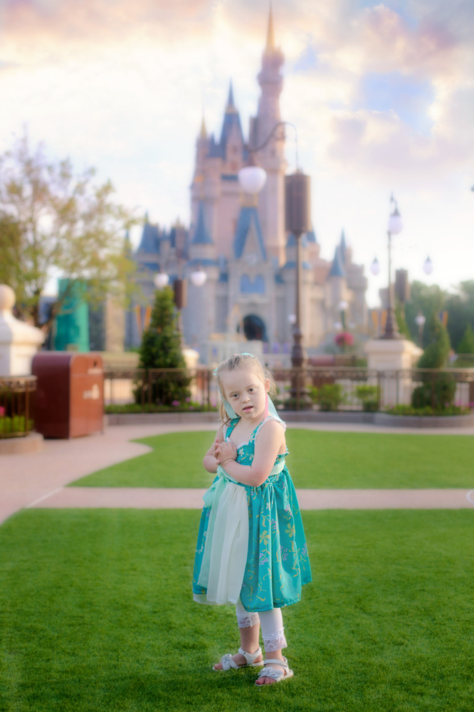 Come una Principessa Disney per Superare le Diversità: le Magiche Foto di una Bimba Speciale