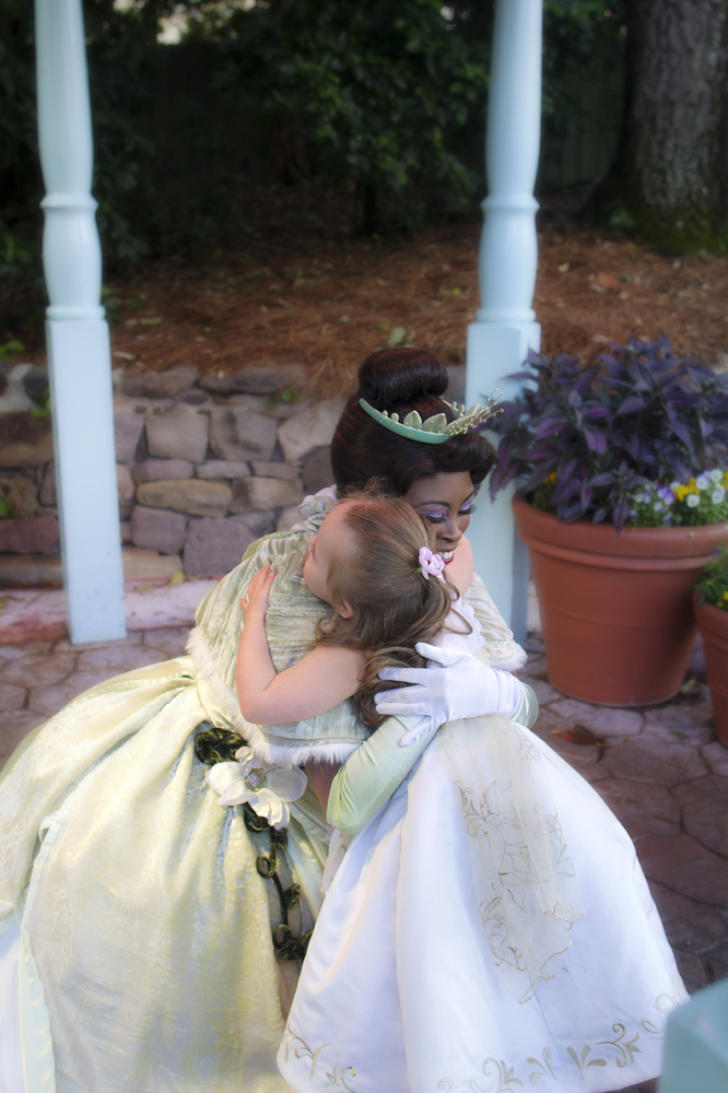 Come una Principessa Disney per Superare le Diversità: le Magiche Foto di una Bimba Speciale