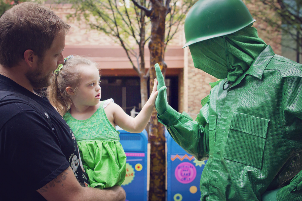 Come una Principessa Disney per Superare le Diversità: le Magiche Foto di una Bimba Speciale