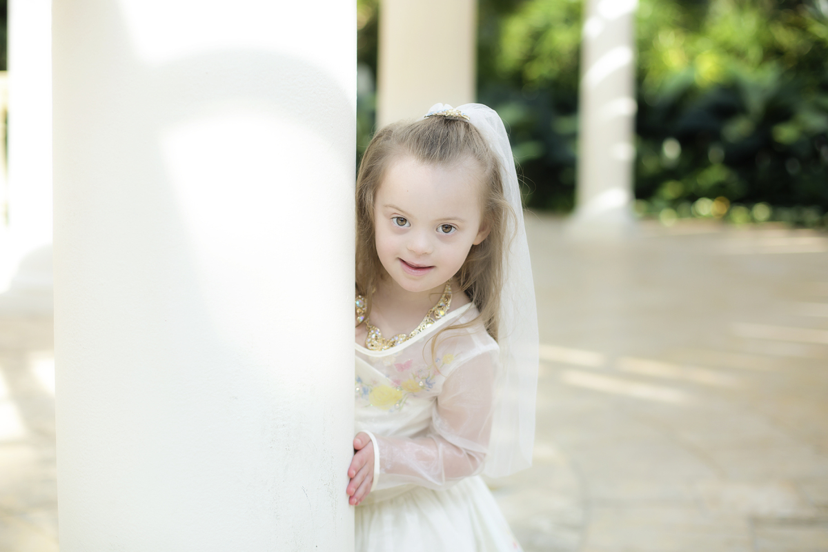 Come una Principessa Disney per Superare le Diversità: le Magiche Foto di una Bimba Speciale