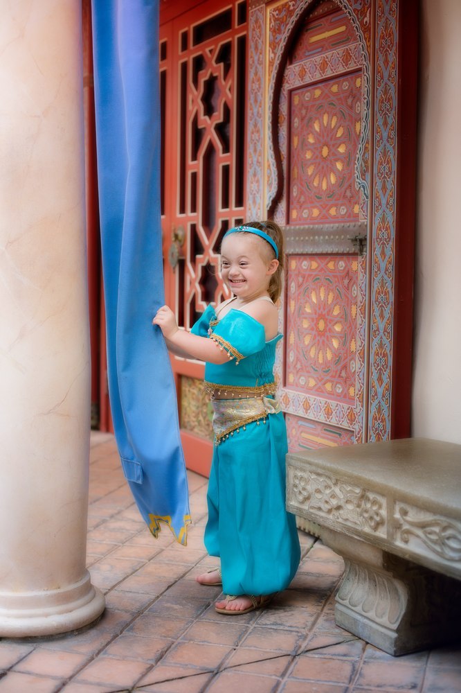 Come una Principessa Disney per Superare le Diversità: le Magiche Foto di una Bimba Speciale