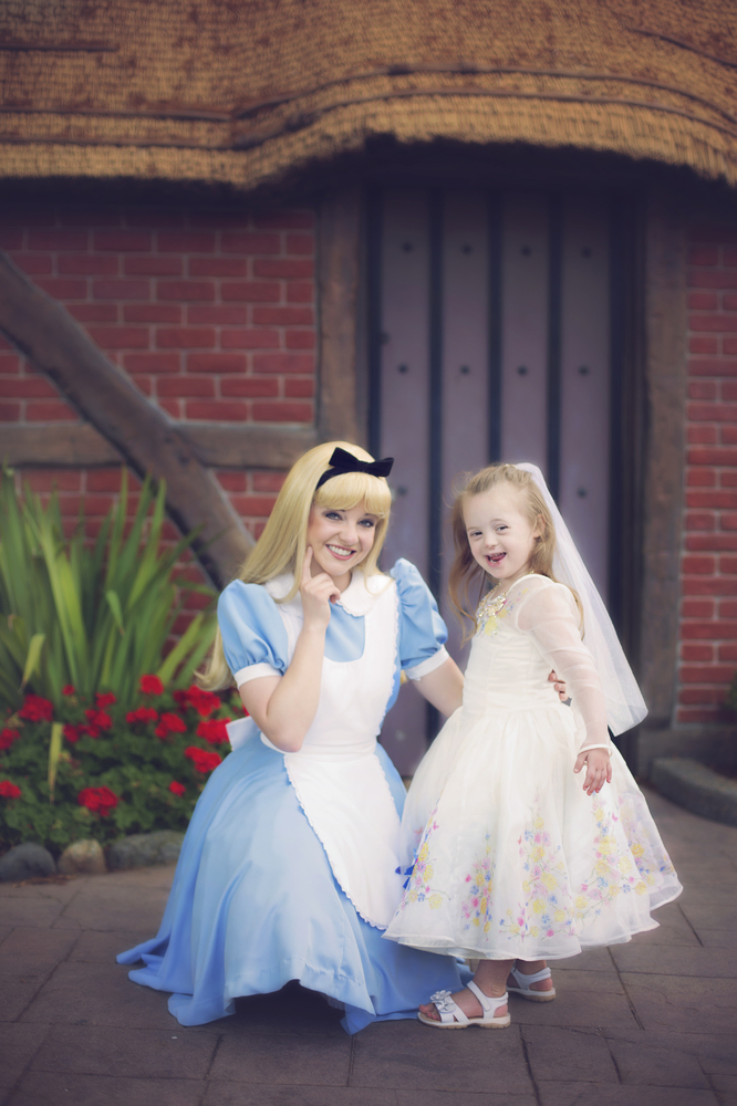 Come una Principessa Disney per Superare le Diversità: le Magiche Foto di una Bimba Speciale