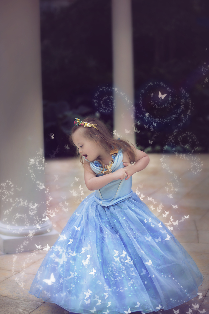 Come una Principessa Disney per Superare le Diversità: le Magiche Foto di una Bimba Speciale