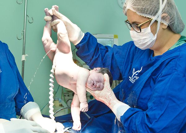 Il Miracolo della Vita: 46 Scatti dell'Istante Dopo la Nascita