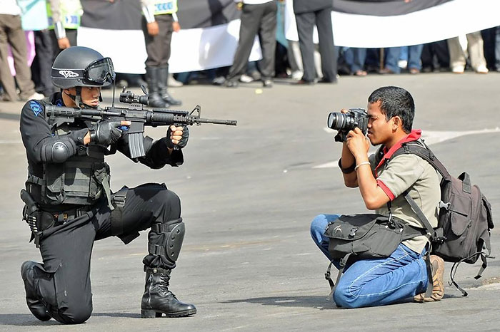Fotografi Disposti a Tutto per una Foto: Ecco le Pose Più Divertenti