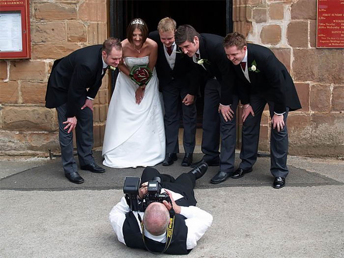 Fotografi Disposti a Tutto per una Foto: Ecco le Pose Più Divertenti