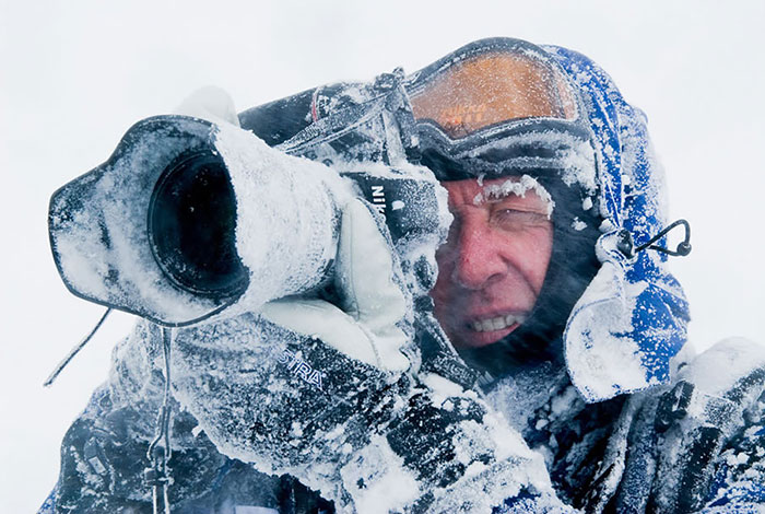 Fotografi Disposti a Tutto per una Foto: Ecco le Pose Più Divertenti