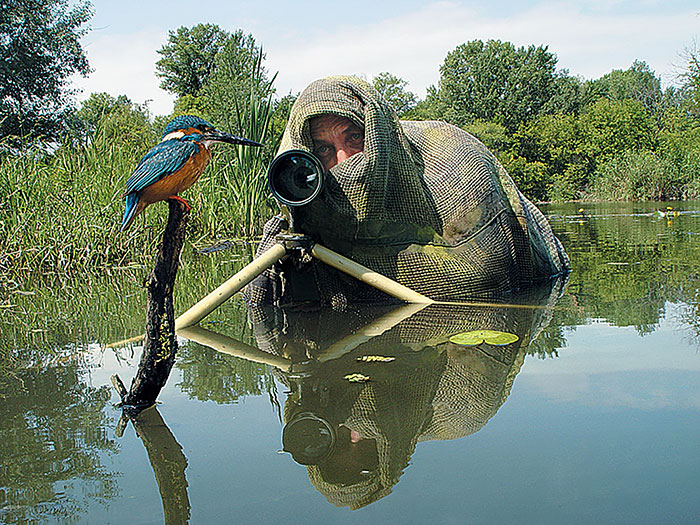 Fotografi Disposti a Tutto per una Foto: Ecco le Pose Più Divertenti